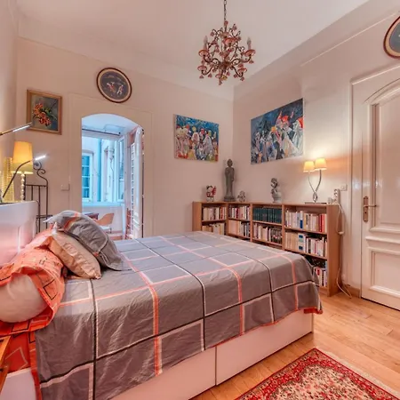 Guestready - Literary Retreat Amidst Antiques